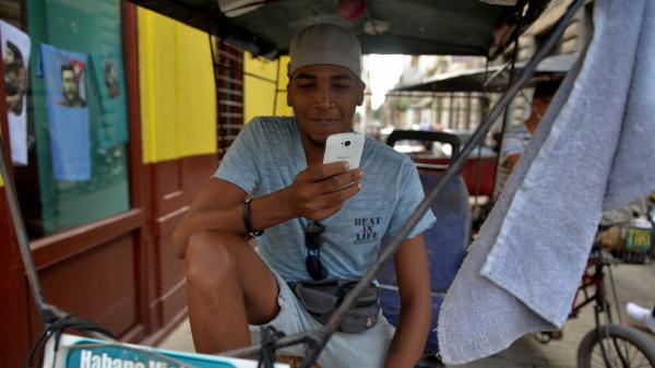 "C'est ça le progrès" : à Cuba, il est désormais possible d'avoir le wifi à domicile