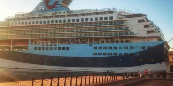 El crucero británico Marella Explorer 2 atracado en La Habana