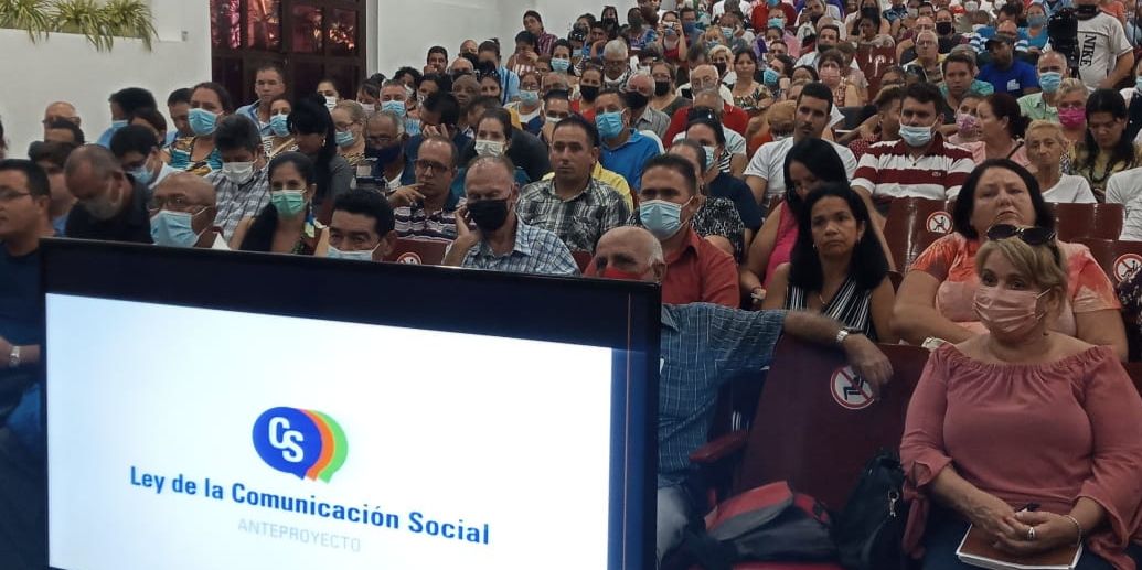 Ley, Comunicación Social